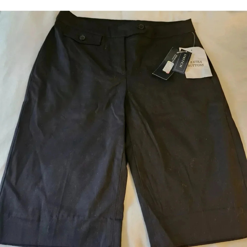 Brand New W Tags JONES New York Stretch Black Bermuda Sutton Shorts, Size 4 - Picture 2 of 4